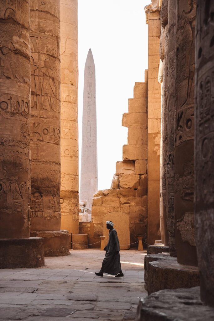 Wandelen door de zuilen in Egypte