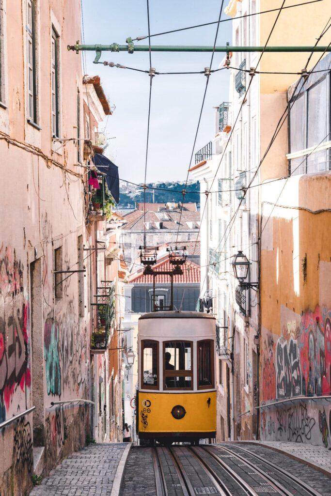 Karakteristieke trams in de steile straten van Lissabon in Portugal