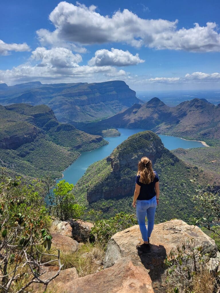 Uitzicht op bergen en rivier op de panorama route in Zuid Afrika