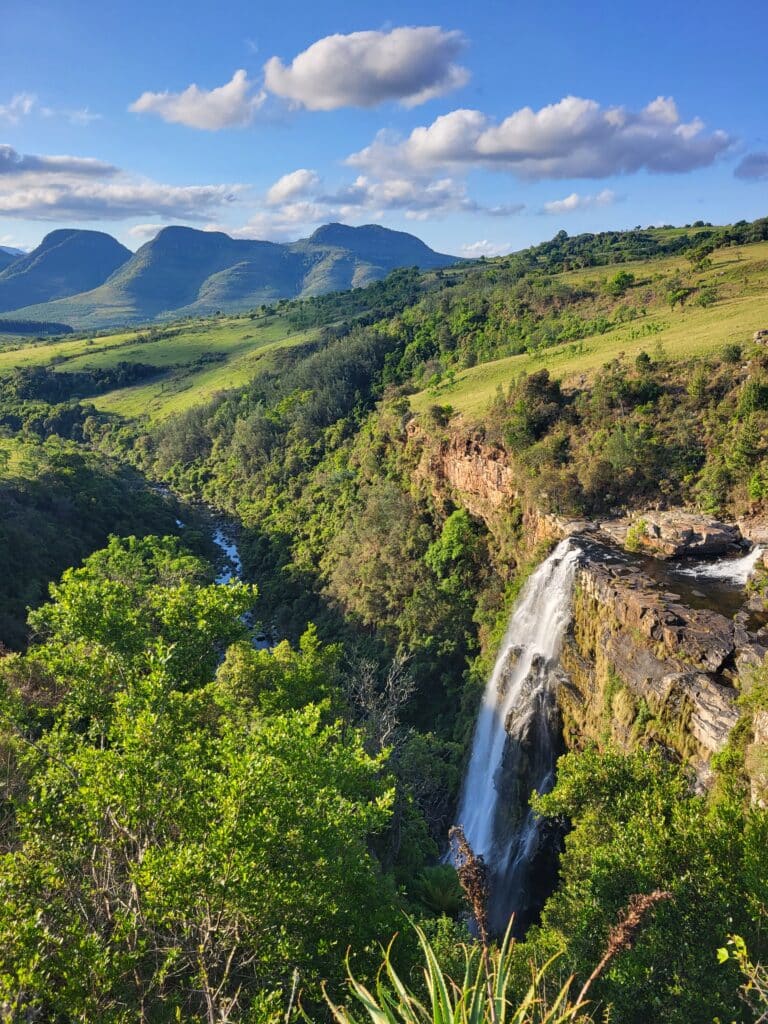 Lisbon watervallen met bergen op de achtergrond op de panorama route in Zuid Afrika