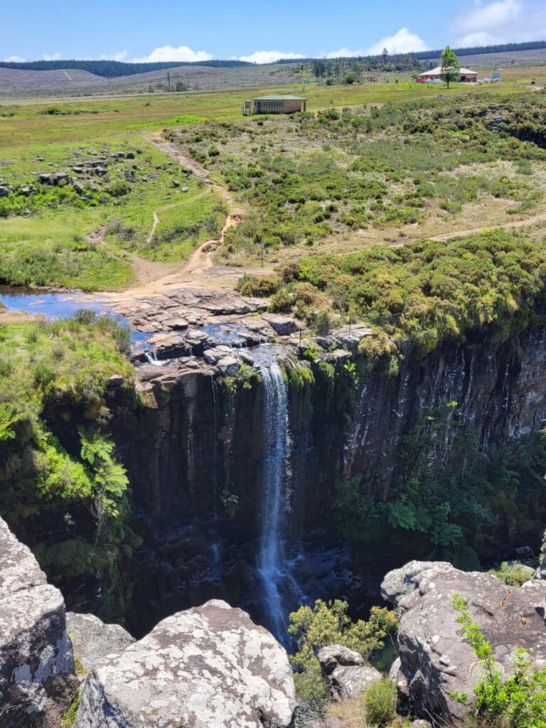 De waterval bij Pinnacle Rock op de panorama route in Zuid Afrika