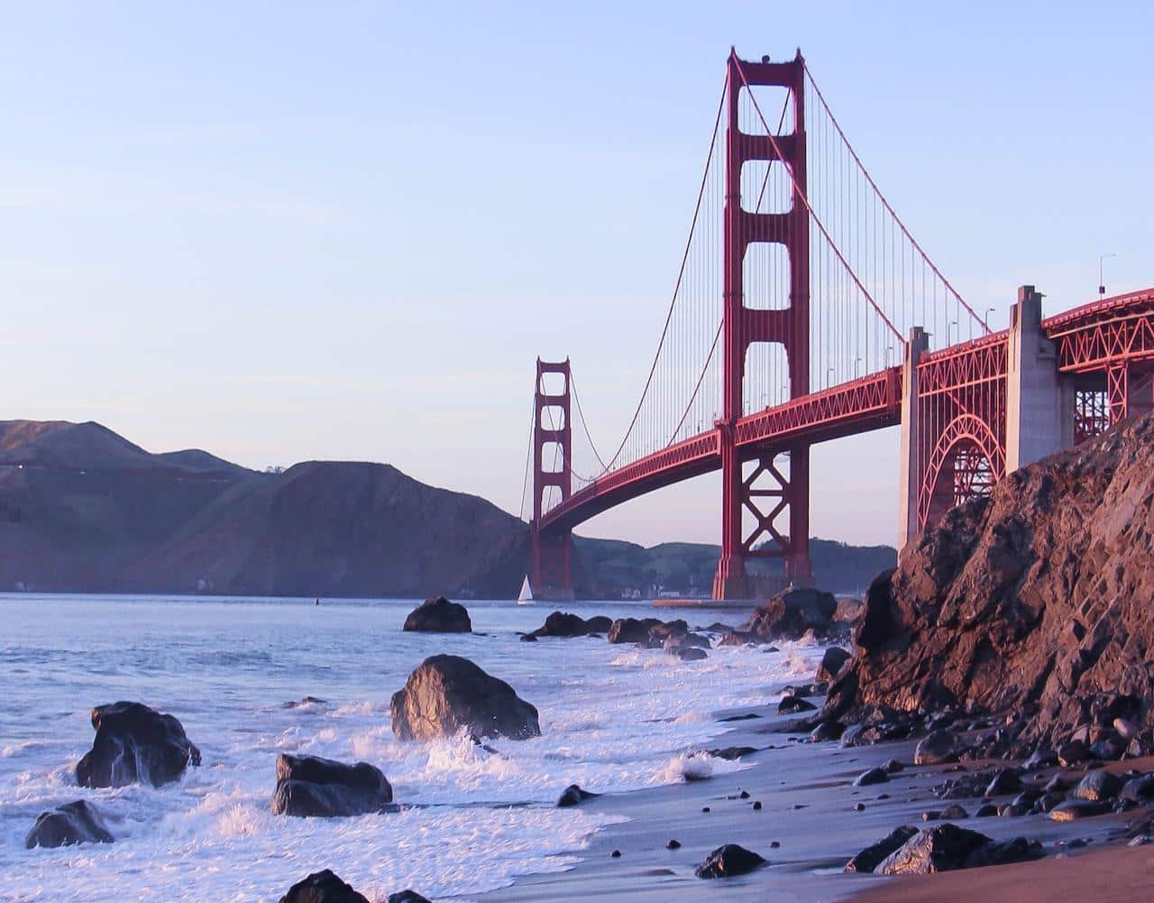 Zijaanzicht van de kustlijn naast de Golden Gate Bridge in San Francisco