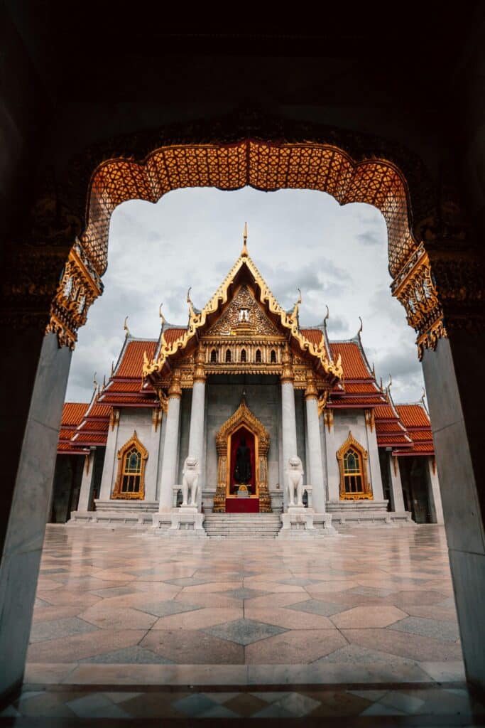 Doorkijkje met zicht op een prachtig versierde Thaise tempel in Wat Pho in Bangkok