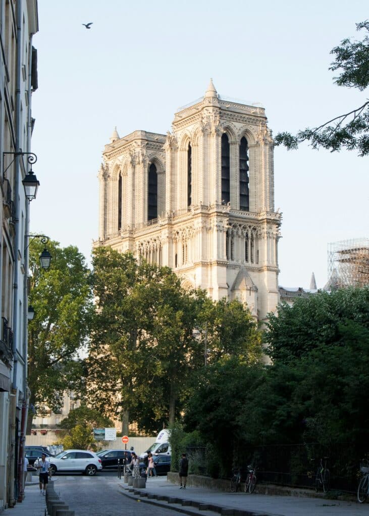 De kerktorens van de Notre Dame in Parijs