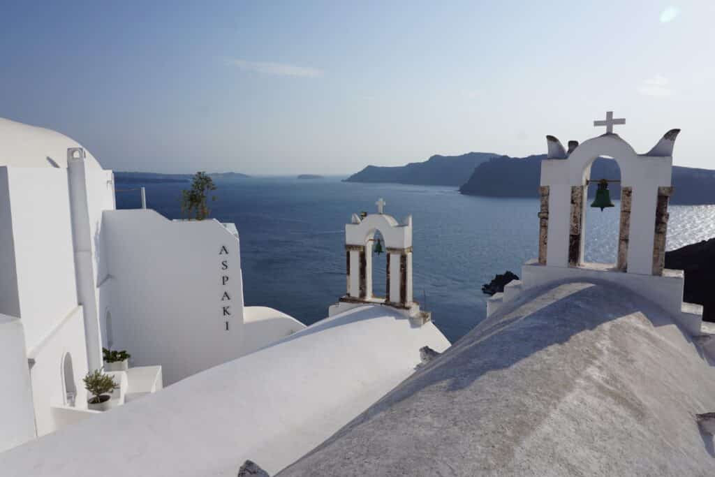 Witte huisjes met blauwe koepels in Oia op Santorini